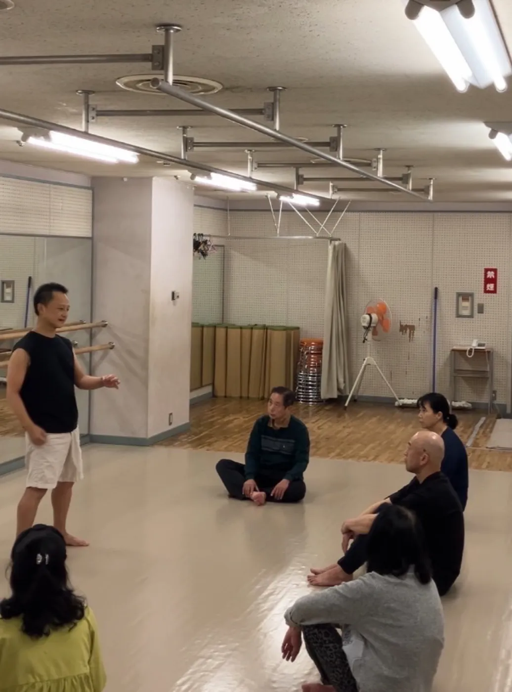 小島直樹先生が大分教室の稽古を指導している様子